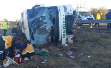 Përmbyset autobusi në Turqi, të paktën gjashtë të vdekur