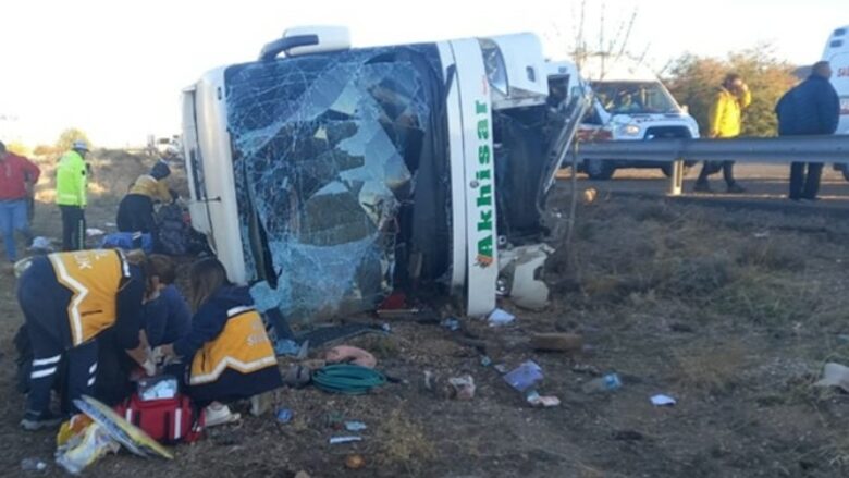 Përmbyset autobusi në Turqi, të paktën gjashtë të vdekur