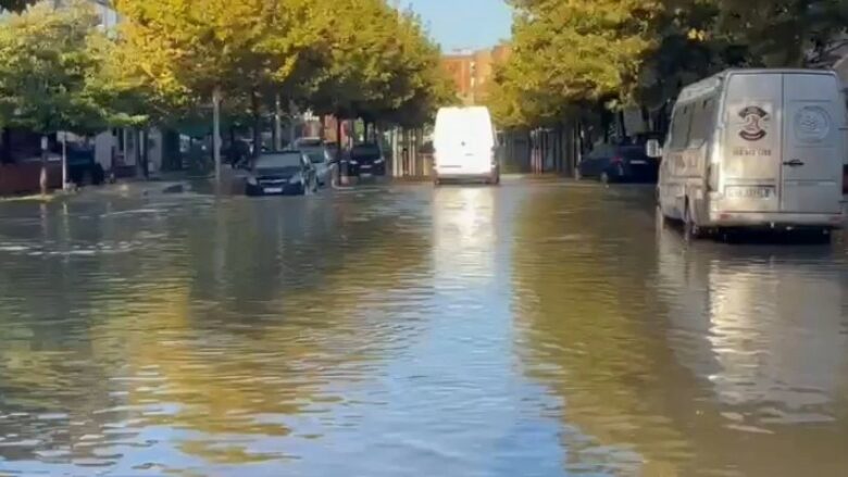 Vlora zgjohet në ujë, disa lagje ende të përmbytura