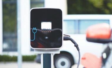 Një ofensivë e madhe po zhvillohet – veturat elektrike do të jenë më të lira vitin e ardhshëm