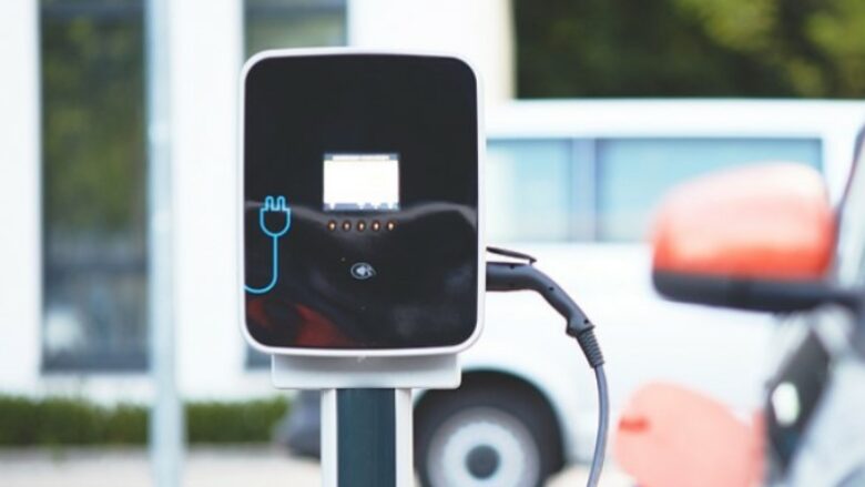 Një ofensivë e madhe po zhvillohet – veturat elektrike do të jenë më të lira vitin e ardhshëm