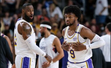 Shkruhet historia në NBA: LeBron luan ndeshje zyrtare me djalin e tij Bronny si bashkëlojtar te Lakers