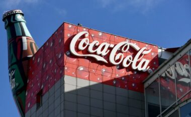 Coca-Cola tërheq prej tregut miliona shishe plastike për arsye sigurie