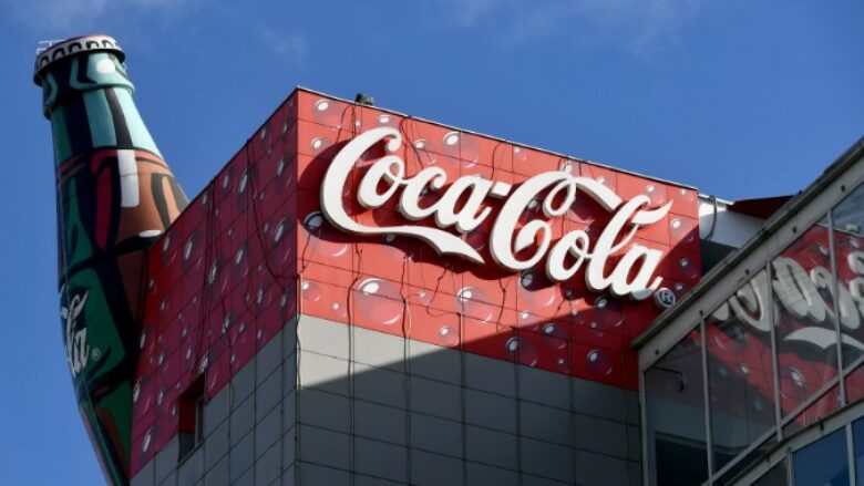 Coca-Cola tërheq prej tregut miliona shishe plastike për arsye sigurie