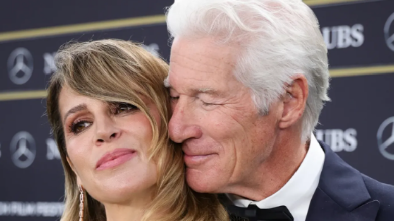 Richard Gere nuk e fsheh dashurinë e madhe që ka ndaj bashkëshortes, e cila është 34 vjet më e re