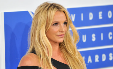 Britney Spears mbeti pa qerpikë dhe vetulla si pasojë e shpërthimit të një zjarri