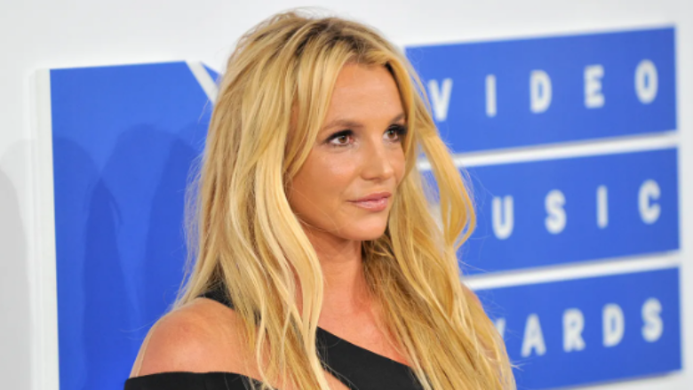 Britney Spears mbeti pa qerpikë dhe vetulla si pasojë e shpërthimit të një zjarri