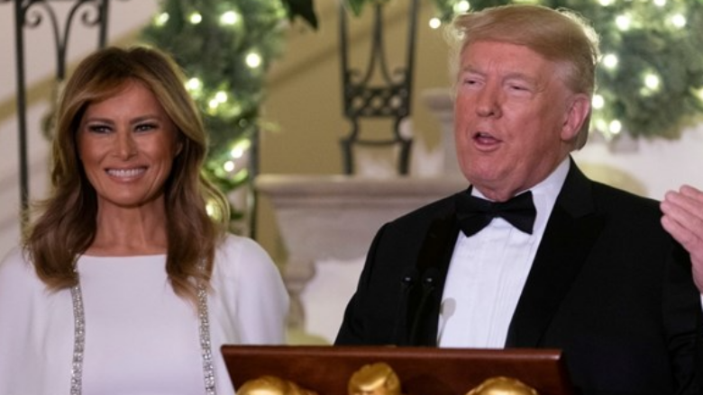 Pyetet si fle Trump, Melania përgjigjet me shaka: Nuk vesh pizhama