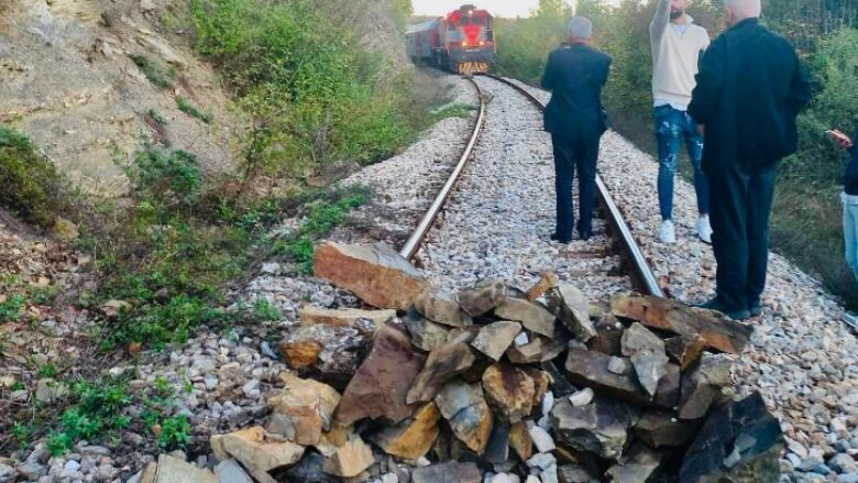 Individë të papërgjegjshëm hedhin gurë mbi trasenë hekurudhore – shmanget fatkeqësia, Infrakos: Organet e sigurisë të zbardhin sa më shpejt këtë veprim të rrezikshëm