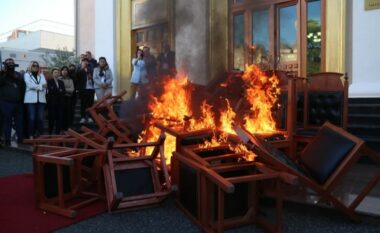 Shqipëri, 24 deputetë opozitarë përjashtohen përkohësisht nga Kuvendi për djegien e karrigeve