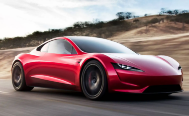 Prodhimi i Tesla Roadster shtyhet përsëri, Musk tregon arsyen