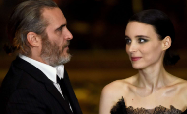 Joaquin Phoenix nxit thashethemet se mund të jetë martuar me Rooney Mara