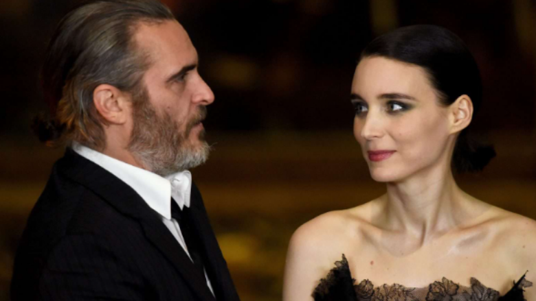 Joaquin Phoenix nxit thashethemet se mund të jetë martuar me Rooney Mara