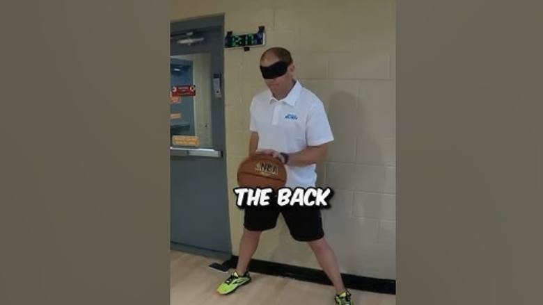 Amerikani driblon topin e basketbollit me sy të lidhur dhe shënon rekord botëror