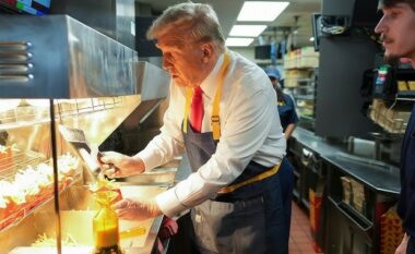 Trump shërbeu patate të skuqura në McDonald’s – “klientët” u kontrolluan paraprakisht nga Shërbimi Sekret i SHBA-së