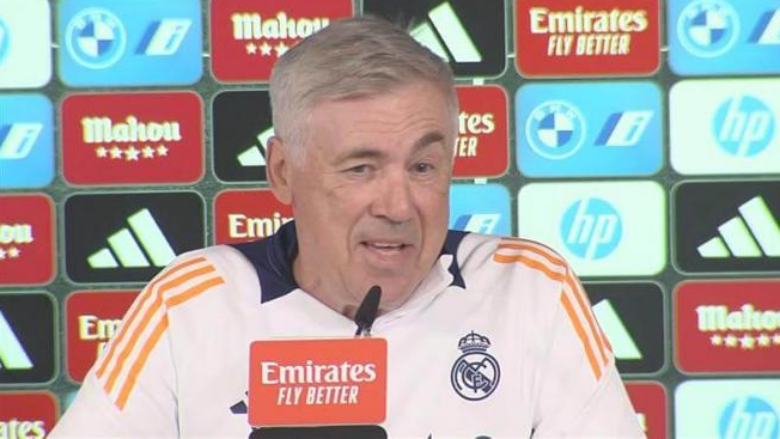 Carlo Ancelotti bën lapsus në mes të konferencës për El Clasico: Gabimi i tij shkaktoi të qeshura