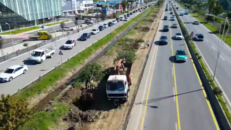 Vazhdon puna për  zgjerimin e autostradës Tiranë-Durrës, pemët zhvendosen në Parkun e Liqenit