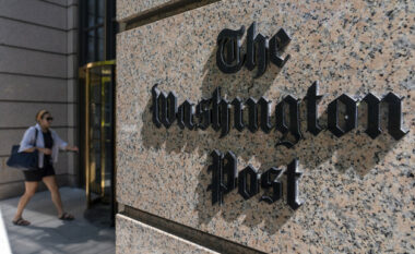 Dy dorëheqje nga Washington Post, pas vendimit të gazetës për të mos mbështetur asnjërin nga kandidatët për president