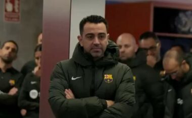 Publikohen pamjet kur Xavi iu tregoi lojtarëve të Barcelonës se po dorëhiqet nga posti i trajnerit