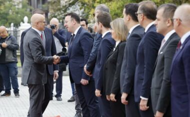 Ministrat shqiptarë në Qeverinë e Maqedonisë nuk marrin pjesë në ceremoninë e pritjes së kryeministrit serb