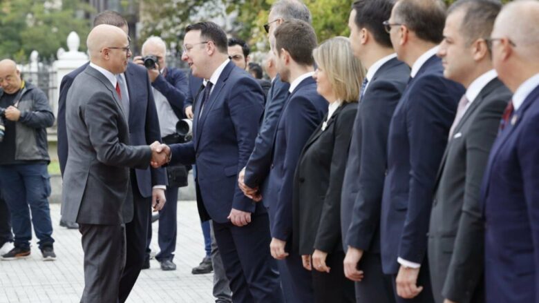 Ministrat shqiptarë në Qeverinë e Maqedonisë nuk marrin pjesë në ceremoninë e pritjes së kryeministrit serb