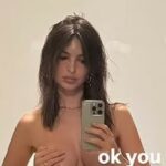 Emily Ratajkowski ndan një selfie ‘topless’ të bërë në dollapin e saj ku ruan mbi 100 palë këpucë