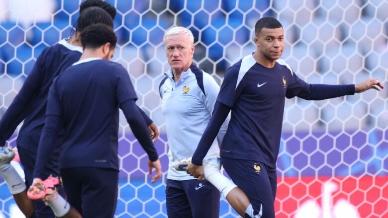 “Ai mund të bëjë çfarë të dojë”, Deschamps mbron Mbappen pas udhëtimit në Suedi