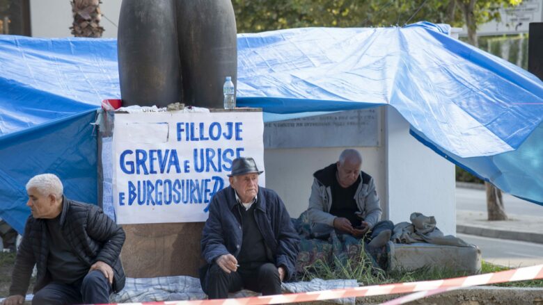 Ish-të përndjekurit politikë ndërpresin grevën e urisë: Qeveria nuk na mbështet, edhe opozita u tregua indiferente