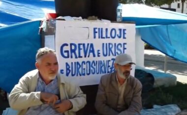 Pesë ish-të burgosur politikë në grevë urie para Parlamentit, njëri dërgohet në Urgjencë