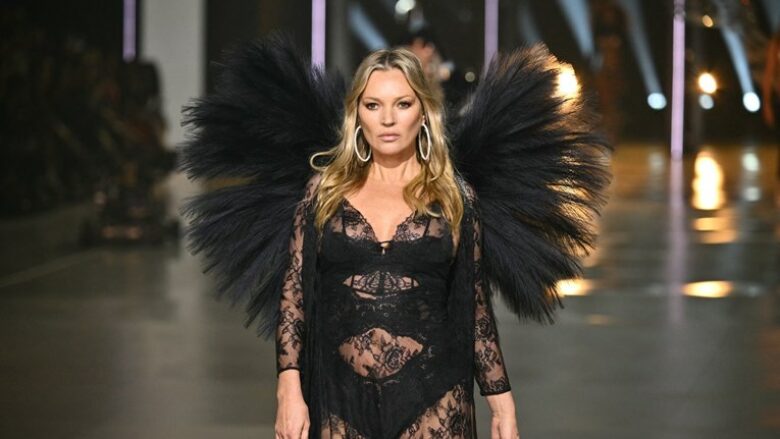 Ajo ishte modelja më e famshme në vitet ’90, por Kate Moss bëri debutimin e saj në “Victoria’s Secret” në moshën 50-vjeçare