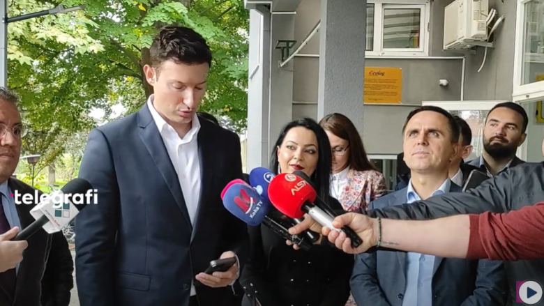 Kasami së bashku me ambasadorin e Shqipërisë shpërndanë abetaren e unifikuar: Do të punojmë që edhe librat tjerë të harmonizohen me Kosovën dhe Shqipërinë