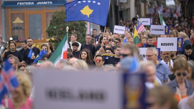 Flamuri i Kosovës “valon” në Spanjë nga Kori Siparantum, që përfaqëson vendin tonë në garën prestigjioze “The World Choral Cup”