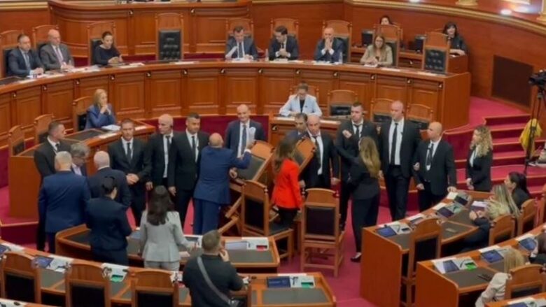 Përjashtohen me 10 ditë nga Kuvendi i Shqipërisë deputetët Elda Hoti dhe Petrit Doda