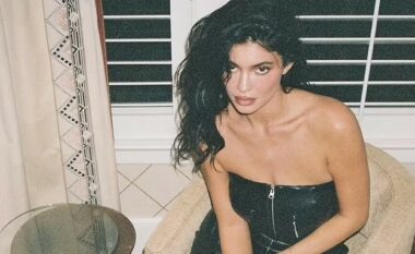 Kylie Jenner feston përvjetorin e një viti të markës së saj “Khy”