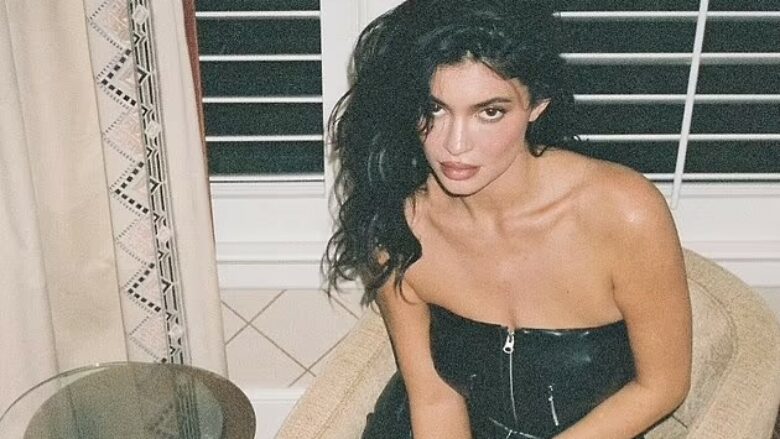 Kylie Jenner feston përvjetorin e një viti të markës së saj “Khy”