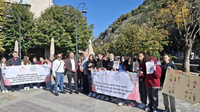 Nxënësit e Prizrenit marshojnë për ndërgjegjësim kundër bullizmit