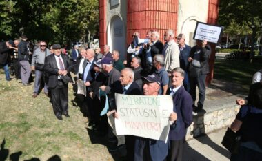 Minatorët protestojnë para Kuvendit të Shqipërisë, kërkojnë status të veçantë dhe kushte më të mira pune