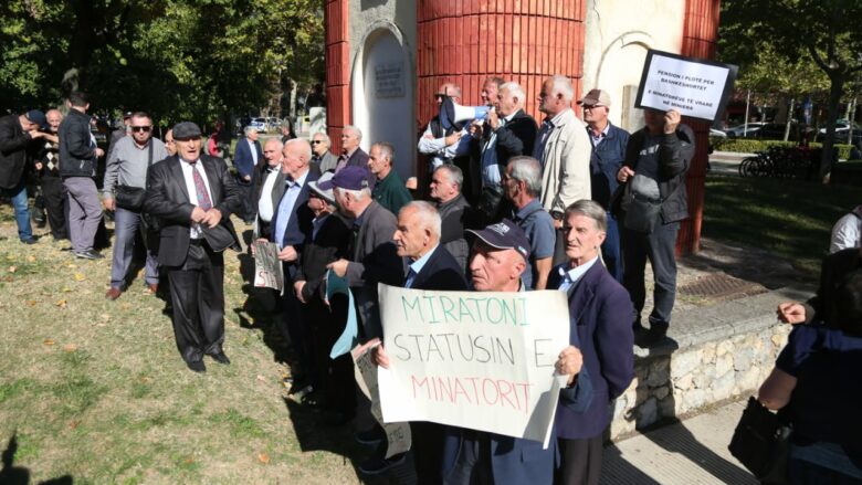 Minatorët protestojnë para Kuvendit të Shqipërisë, kërkojnë status të veçantë dhe kushte më të mira pune