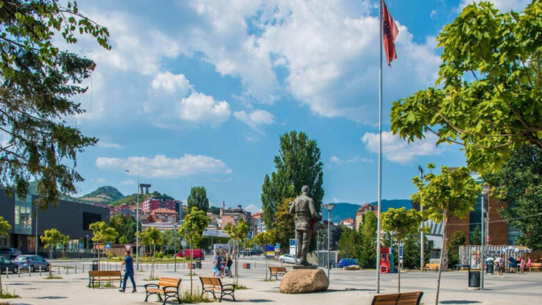 Të hënën jepet shfaqja “Fustani rozë” në Mitrovicë, tregon betejën e një vajze të re me sëmundjen e kancerit te gjirit