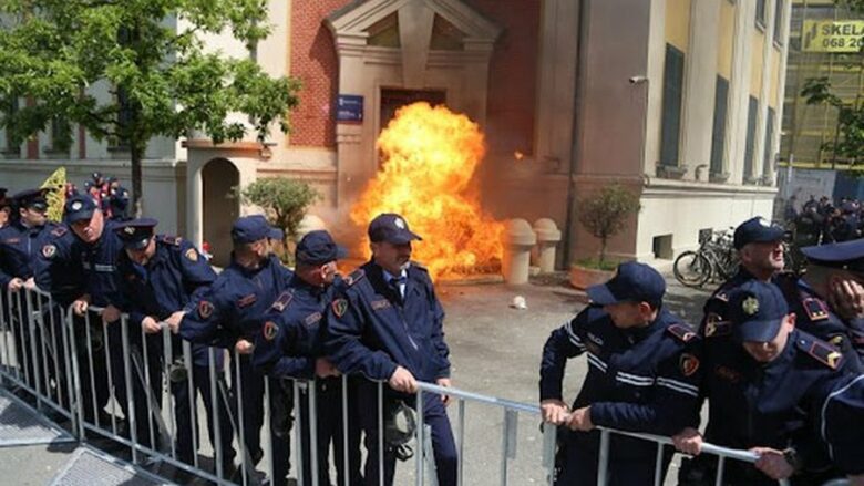 “Kush bllokon rrugët do të përballet me pasojat”, Policia paralajmëron qytetarët për protestën e nesërme