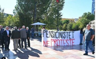 Pensionistët në protestë në Tiranë, shprehin pakënaqësinë me qeverinë dhe kërkojnë rritje të pensionit