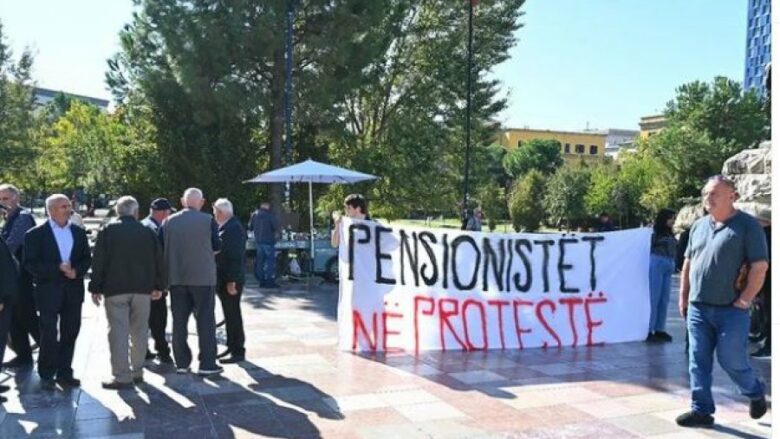 Pensionistët në protestë në Tiranë, shprehin pakënaqësinë me qeverinë dhe kërkojnë rritje të pensionit