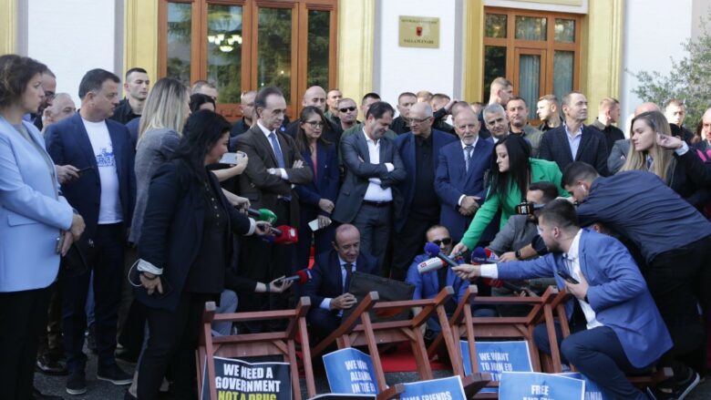 Deputetët e PD-së përmbysin karriget në hyrje të Kuvendit, protesta pritet të zhvendosen tek Bashkia e Tiranës