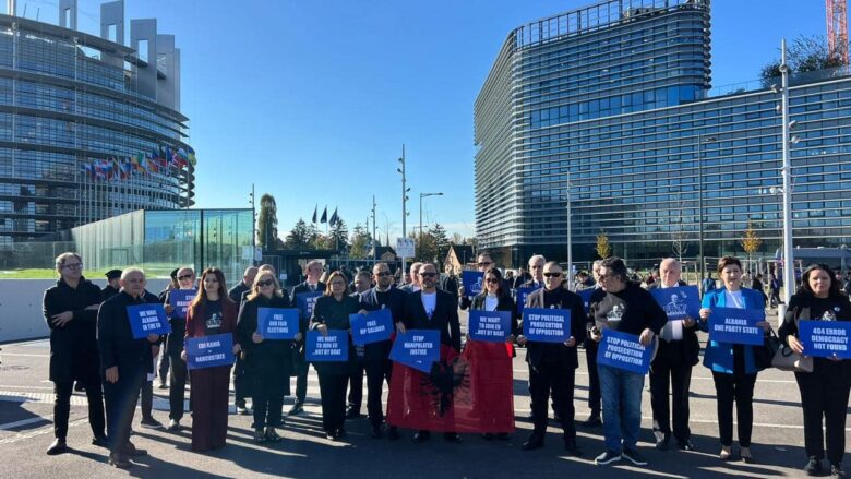 Deputetët e PD-së organizojnë protestë para Parlamentit Evropian në Strasburg