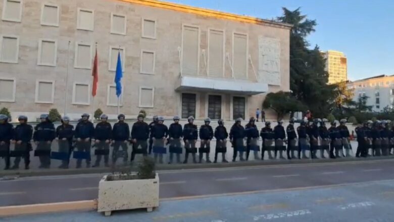 Protesta e opozitës, arrestohen dy shtetas, procedohen pesë të tjerë