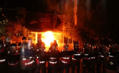 Përplasje me policinë dhe molotov, gjithçka që ndodhi në protestën e Tiranës ku mbetën të lënduar qytetarë dhe policë