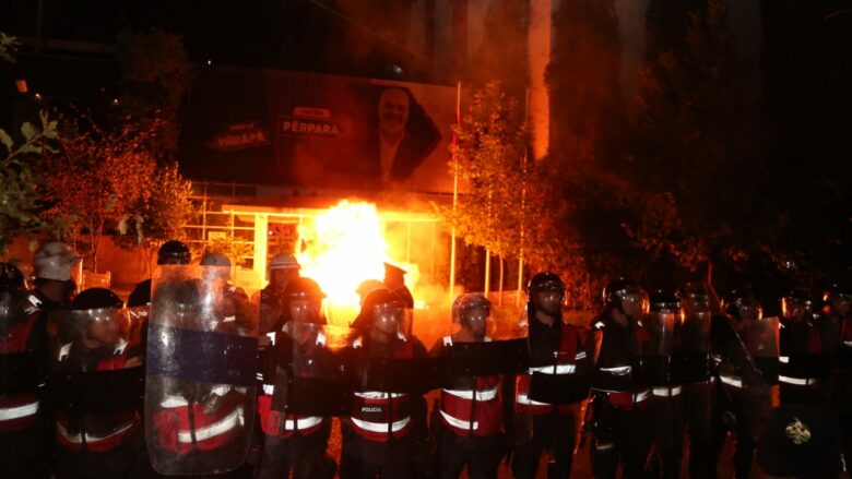 Përplasje me policinë dhe molotov, gjithçka që ndodhi në protestën e Tiranës ku mbetën të lënduar qytetarë dhe policë