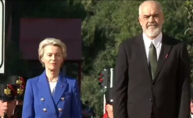 Von der Leyen mbërrin në Tiranë, pritet me ceremoni shtetërore nga Rama