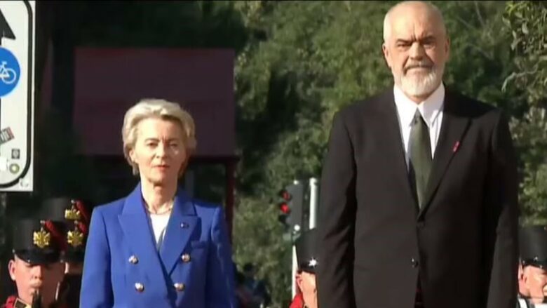 Von der Leyen mbërrin në Tiranë, pritet me ceremoni shtetërore nga Rama