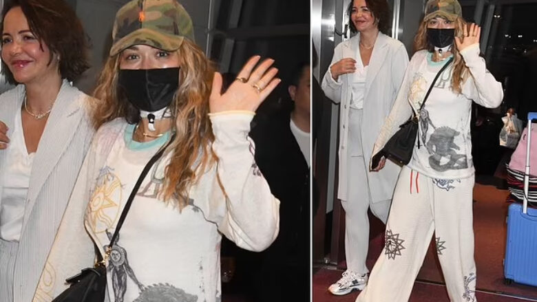 Rita Ora shfaqet me maskë në Aeroportin e Tokios, ndërsa arrin për mini-turneun e saj në Japoni me nënën e saj Vera